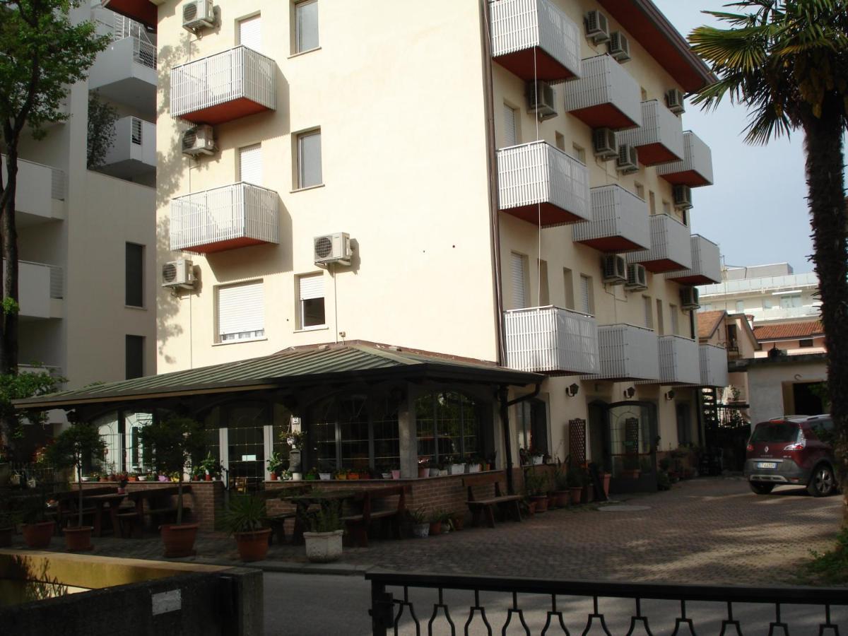 Hotel La Quercia Lignano Sabbiadoro Exterior foto