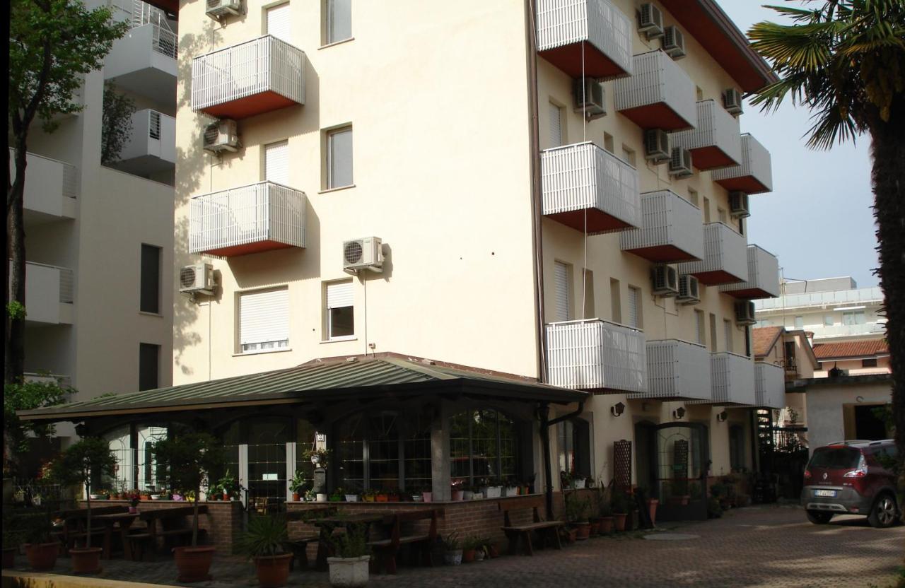 Hotel La Quercia Lignano Sabbiadoro Exterior foto